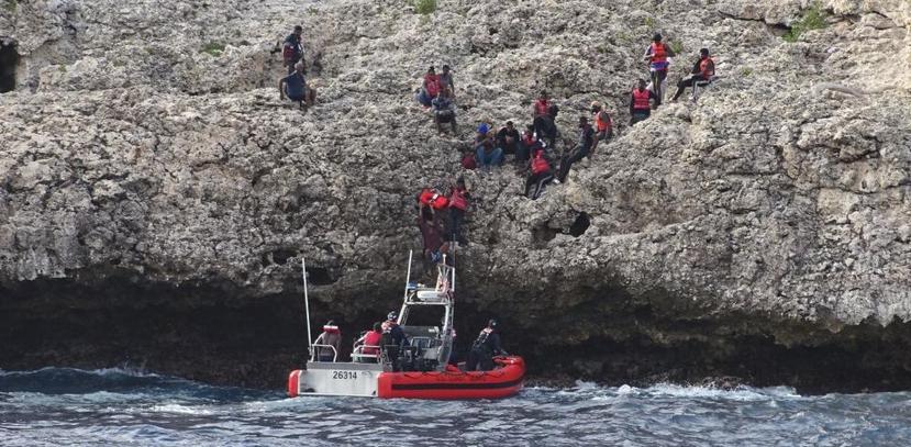 Primero, rescataron a nueve que se arrojaron al agua cuando vieron a las autoridades.