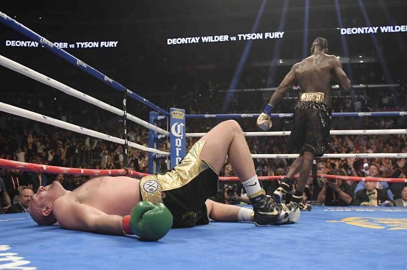 Tyson Fury fue derribado en el duodécimo asalto por una agresiva combinación derecha-izquierda de Wilder. (AP)