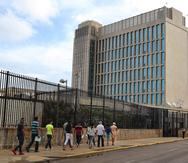 Fotografía del 12 de octubre de 2017, de varias personas que acuden a la embajada de los Estados Unidos en La Habana. (EFE)