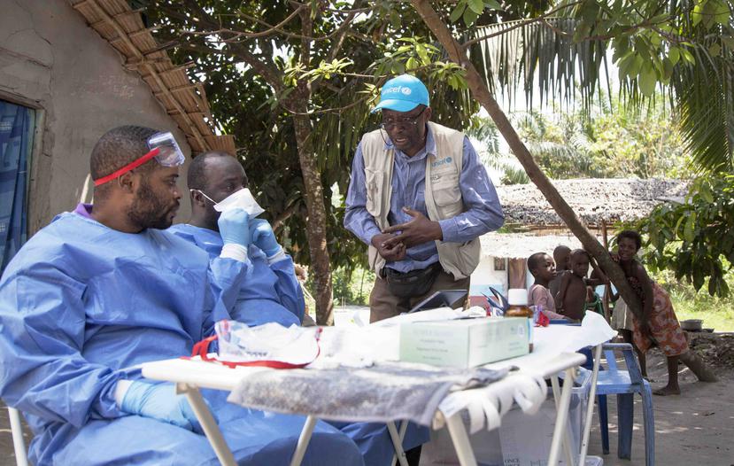 Un trabajador de UNICEF habla con integrantes del grupo de vacunación contra ébola en el Congo. (AP)