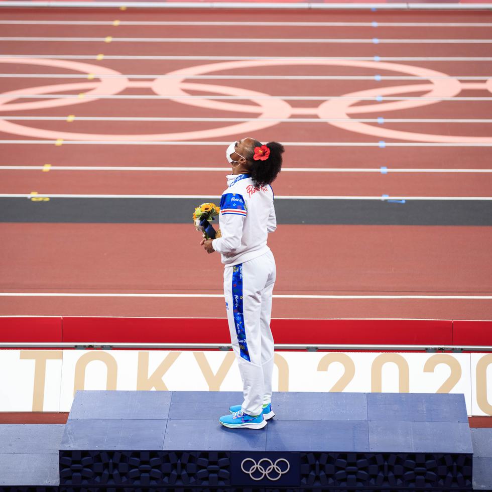 Jasmine Camacho-Quinn en el podio de los Juegos Olímpicos.