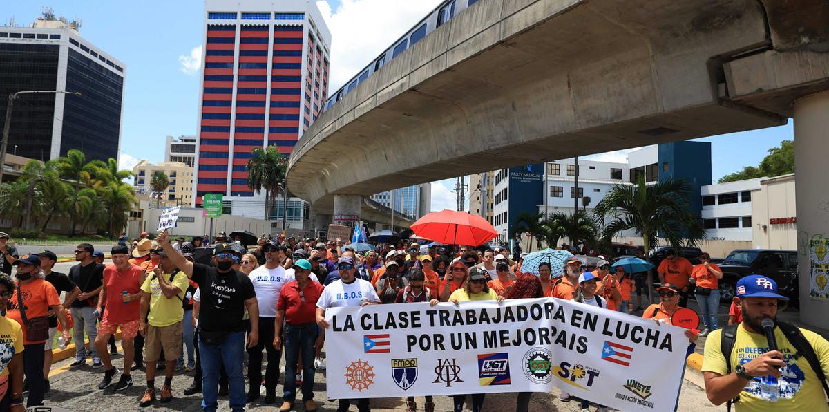 Parte de los manifestantes marchan por la Avenida Ponce de León este lunes, 1 de mayo.