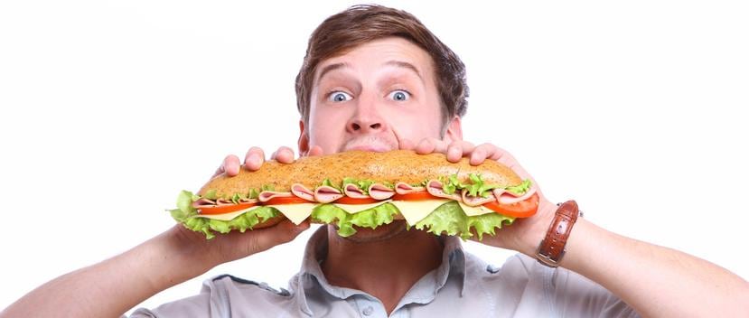 Comer rápido también es una de las causas de ingerir alimentos que nuestro cuerpo no requiere. (Shutterstock)