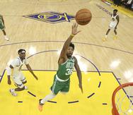 Marcus Smart (36), de los Celtics de Boston, tira al canasto durante la segunda mitad del partido inicial de las Finales de la NBA ante los Warriors de Golden State.