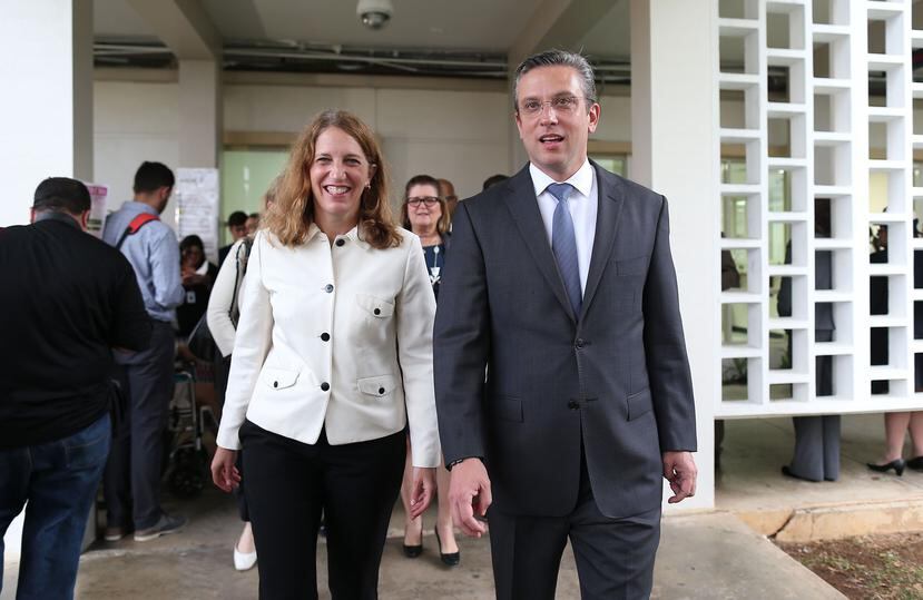 La secretaria de Salud, Sylvia Mathews Burwell, junto al gobernador Alejandro García Padilla en una reciente visita a la Isla.