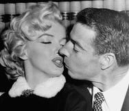 Marilyn Monroe y Joe Di Maggio se besan durante su boda el 14 de noviembre de 1954 en San Francisco.