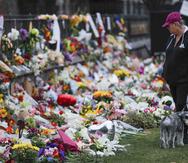 En honor a las víctimas, dolientes afectados por el la masacre pusieron flores a un jardín botánico en Christchurch. (AP/Vincent Thian)