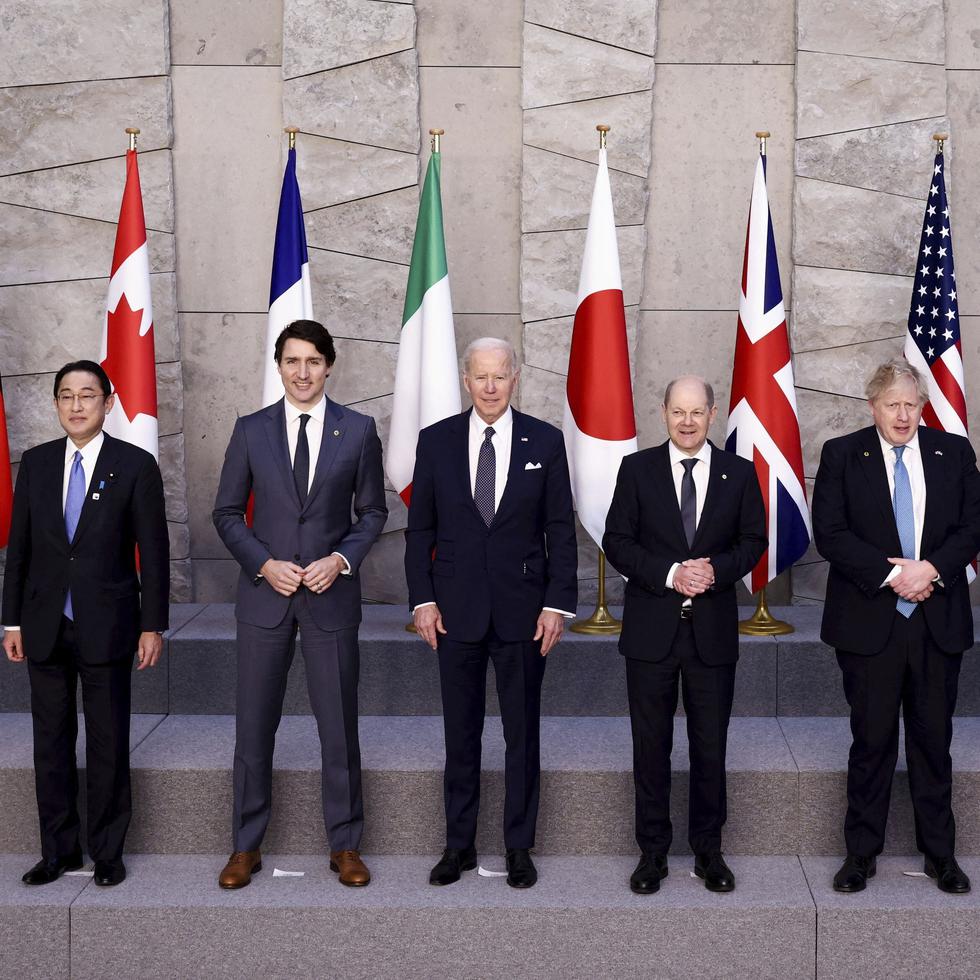 De izquierda a derecha: Fumio Kishida (Japón), Justin Trudeau (Canadá), Joe Biden (Estados Unidos), Olaf Scholz (Alemania), Boris Johnson (Reino Unido), Emmanuel Macron (Francia) y Mario Draghi (Italia).