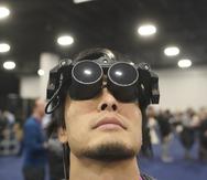 Takuma Iwasa usa el Megane X en el stand de Shiftall previo a la apertura de la feria tecnológica CES, el martes 3 de enero de 2023 en Las Vegas. Megane X es un dispositivo de realidad virtual ultraligero y ultracompacto.