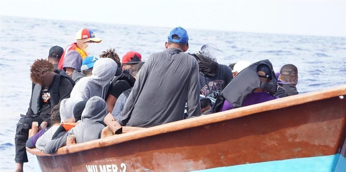 Foto suministrada por la Guardia Costera que muestra una embarcación con varios migrantes indocumentados, interceptada el 30 de agosto al noroeste de Aguadilla. (EFE/Guardia Costera)