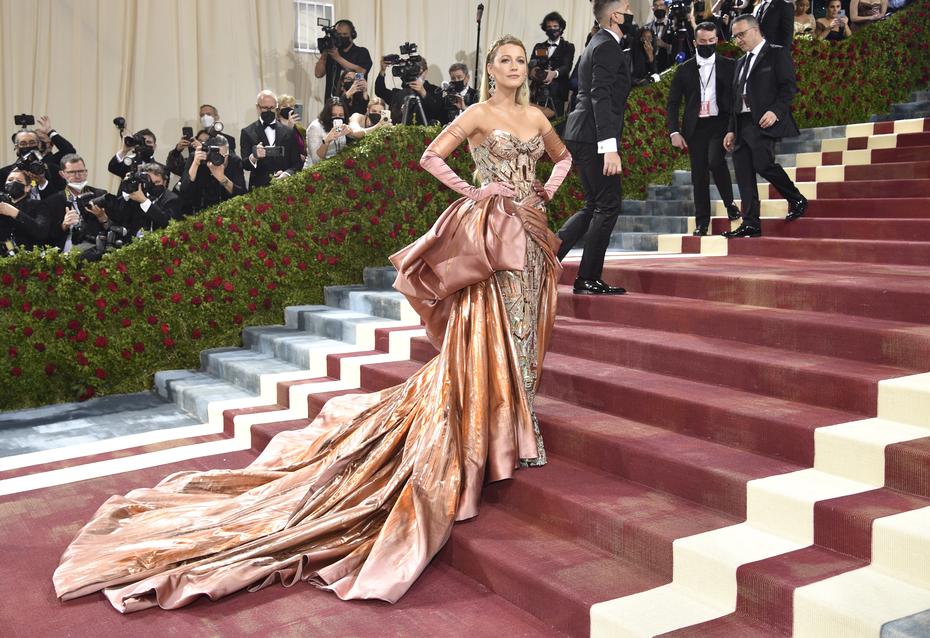 La actriz Blake Lively, anfitriona de la gala junto a su esposo, Ryan Reinolds, llegó con un vestido de Versace.