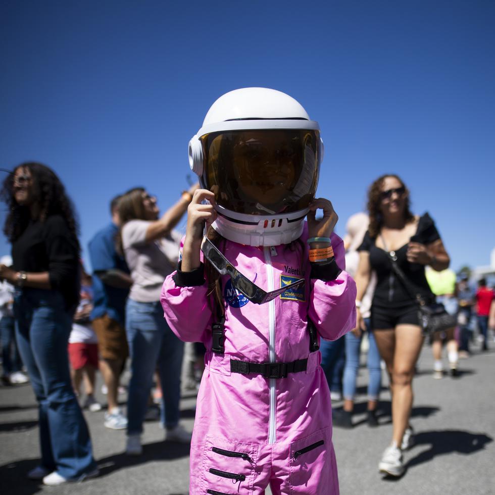 Valentina Hayas, de seis años, se disfrazó de astronauta para disfrutar del evento.


 