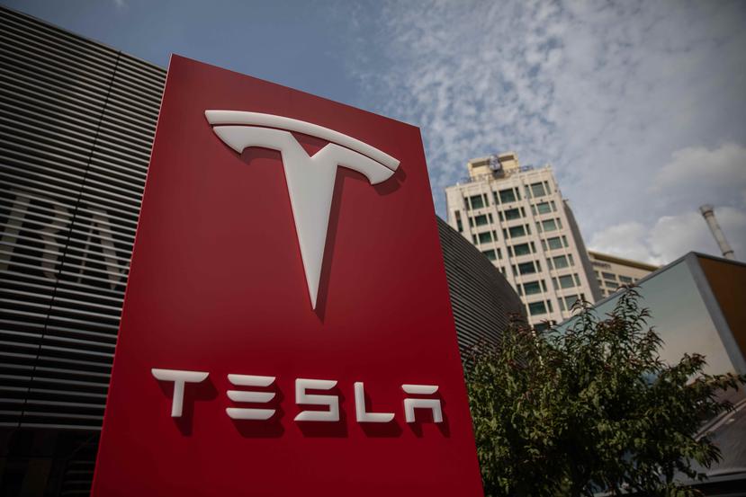 Vista del logotipo de la compañía estadounidense Tesla en su sede de Pekín, China. (EFE)