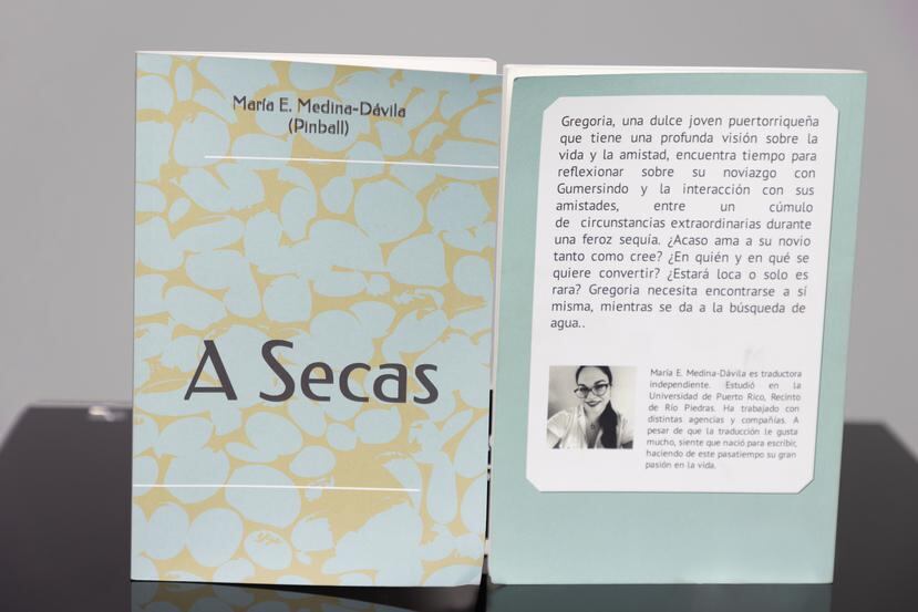 Maria Elena Medina Dávila presenta su primer libro, "A secas", que escribió con la intención de hacer reír en los momentos de dolor y estrés.