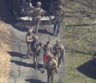 ARCHIVO - La imagen de un video provisto por WCVB-TV, muestra a Jack Teixeira, de camiseta y pantalones cortos, al ser arrestado por agentes armados el 13 de abril de 2023. (WCVB-TV via AP)
