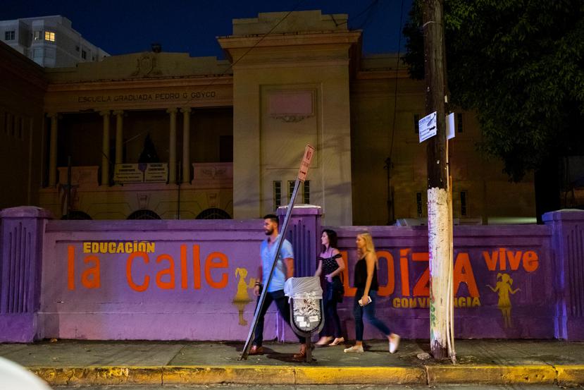 Varias áreas de Santurce, como la calle Loíza,  experimentan la gentrificación, término que alude a un proceso de desplazamiento que afecta a la población original en el área céntrica de una ciudad.