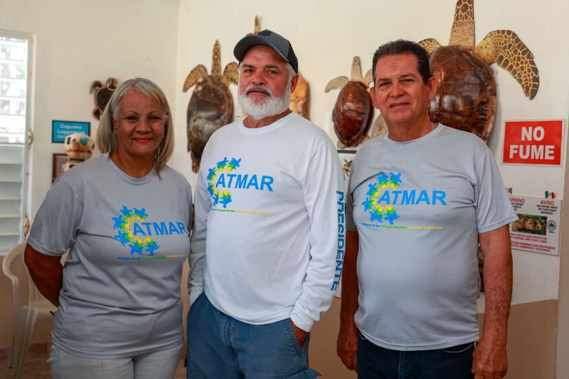 Al centro, el presidente y fundador de Atmar, Luis Crespo, junto a los voluntarios Zenaida Burgos y Francisco Sánchez.
