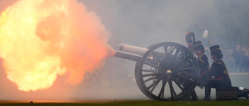 Las Tropas del Rey de la Real Artillería Montada disparan uno de los 41 cañonazos para celebrar el nacimiento del tercer hijo de los duques de Cambridge. (EFE)