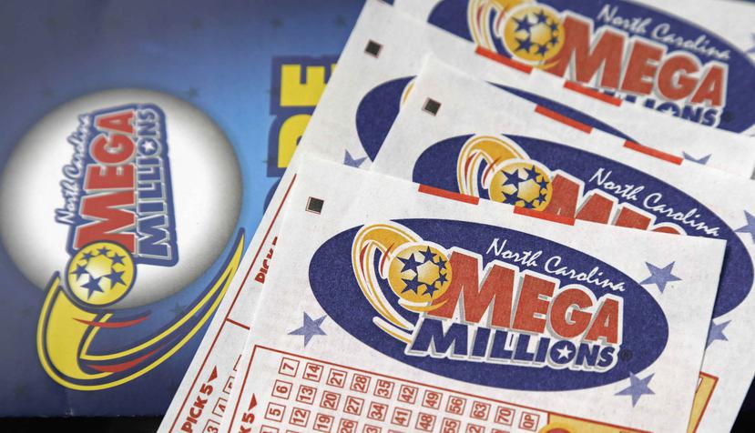 Boletos de la lotería Mega Millions descansan sobre el mostrador de un centro de viajeros cerca de Burlington, Carolina del Norte. (AP)