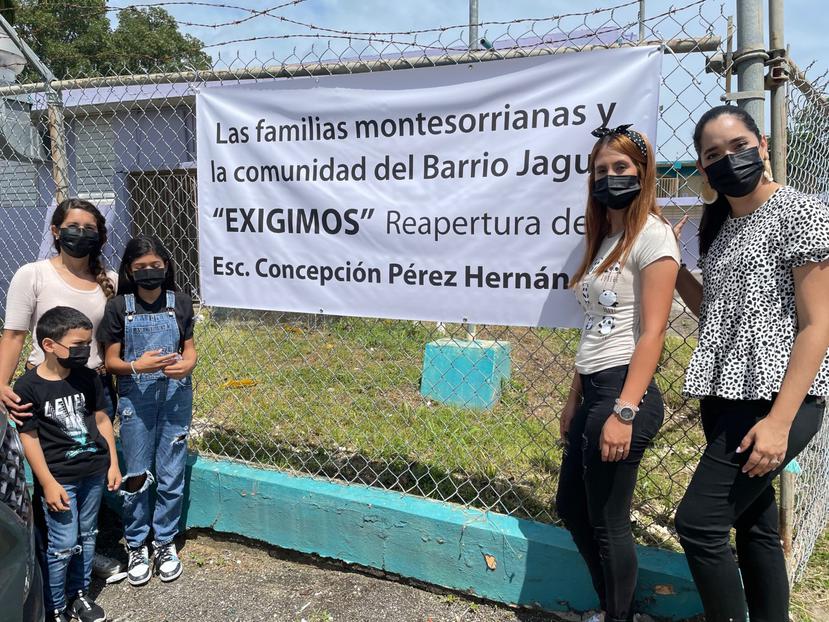 Padres y madres de estudiantes Montessori realizaron una mudanza simbólica para reclamar al Departamento de Educación la reapertura de la escuela Concepción Pérez.