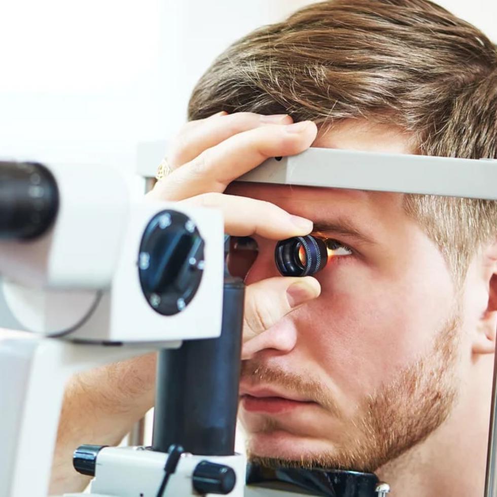 La colaboración entre el oftalmólogo y el reumatólogo es sumamente importante en el manejo de la uveítis autoinmune”, agrega la oftalmóloga, quien advierte que si un paciente no atiende esta condición puede desarrollar otras complicaciones como glaucoma, cataratas, la destrucción de la úvea, desprendimiento de la retina y pérdida de visión.