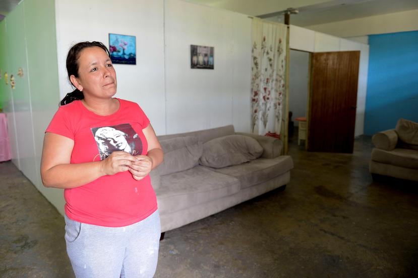 Jessenia Pérez vive con sus dos hijas en el proyecto comunitario. Abajo, residentes y colaboradores compartieron detalles de los servicios que allí se ofrecen.