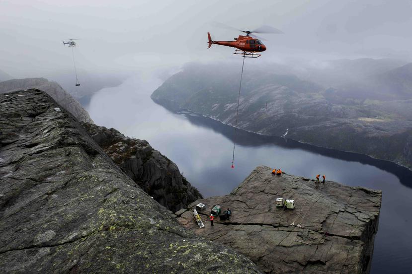 El equipo técnico para el rodaje de “Misión Imposible 6” está siendo transportado en helicóptero al sitio turístico más famoso del sur de Noruega. (AP)