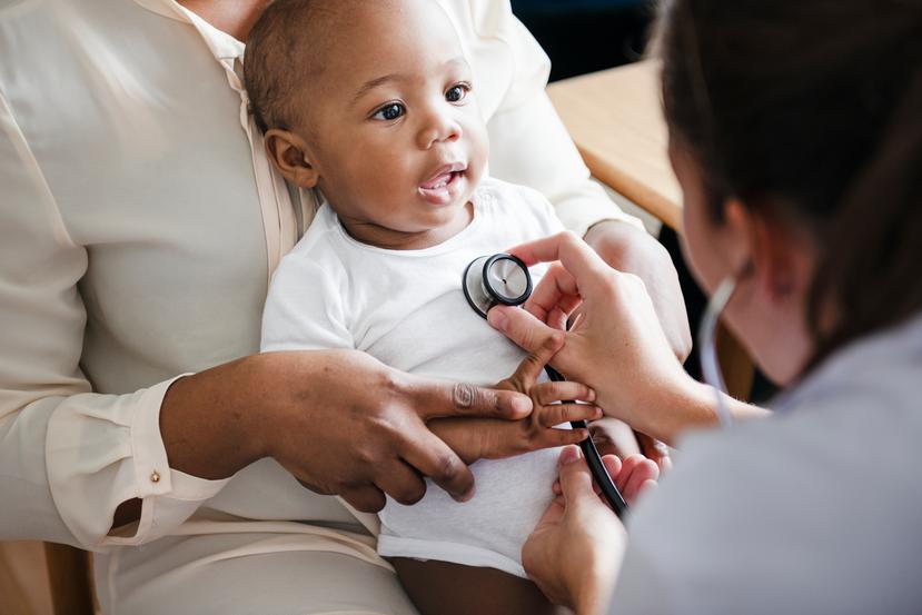 Las visitas frecuentes al pediatra, además de ayudar a los padres a manejar los trastornos comunes en la niñez, también sirven para explicar la importancia de la vacunación.