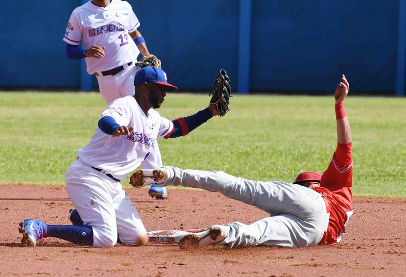 Irving Falú, de los Atenienses de Manatí, da el out en segunda base al corredor de los Criollos de Caguas, Jeffrey Domínguez, como parte de la acción del martes de la Liga de Béisbol Profesional Roberto Clemente.