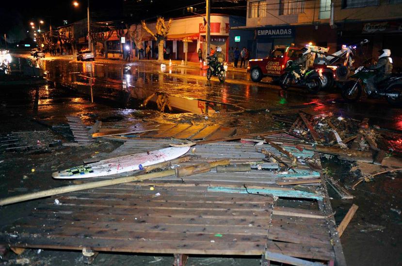 Varias personas salen corriendo de un supermercado en Santiago tras el fuerte terremoto que se registró esta noche en Chile. (AP)
