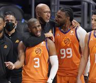 El dirigente de los Suns Monty Williams, abrazar al armador Chris Paul junto a Jae Crowder y Devin Booker en los momentos finales del sexto juego de la final de Oeste contra los Clippers.