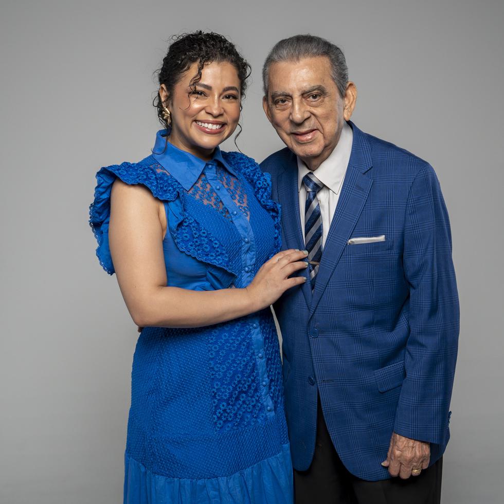 Cherry Torres junto a su abuelo Wisón Torres, fundador de Los Hispanos.