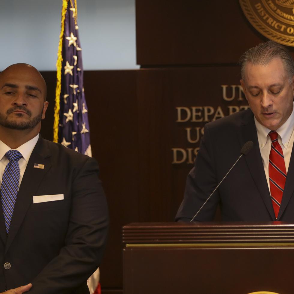 Stephen Muldrow, jefe de la fiscalía federal en Puerto Rico, junto al director del FBI en la isla, Joseph González, quien forma parte del acuerdo establecido con las autoridades de la isla.