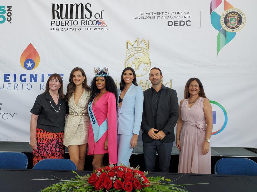 Desde la izquierda, Julia Morley,CEO de Miss World, las reinas de belleza Vanessa Ponce, Toni-Anne Singh, Stephanie Del Valle, Francisco "Paco" López y Nereida Amador.