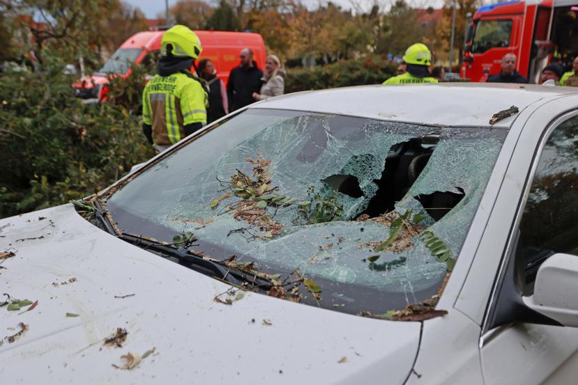 La tormenta Ciarán causa daños en los vidrios de un auto a su paso por Wernigerode, Alemania, el 2 de noviembre de 2023.