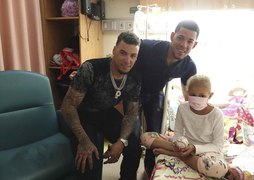Javier Báez y José Berríos comparten con una menor en el Hospital Pediátrico.