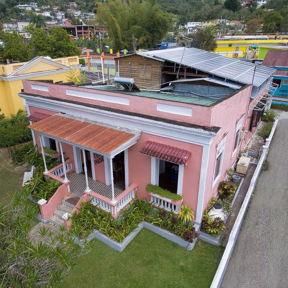 Al día siguiente del huracán María, Casa Pueblo reinició operaciones gracias a su sistema de placas solares, convirtiéndose en un oasis para muchos en Adjuntas. (GFR Media)