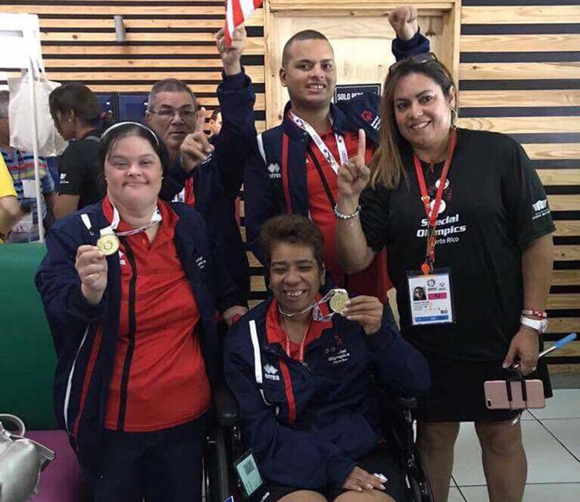 La dupla femenina de Brenda Curbelo y Milagros Lopez y el dúo de Carlos Alberto y José Torres muestran sus medallas de oro. (Facebook / Special Olympics Puerto Rico)
