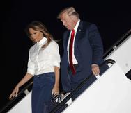 Donald y Melania Trump bajan del Air Force One tras una gira por Europa. (AP)