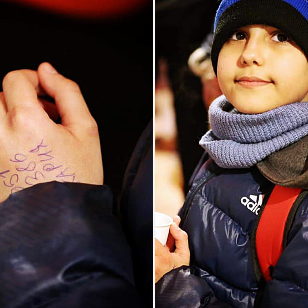 Los padres del niño se quedaron en Ucrania. En la imagen muestra la mano donde tenía el número de teléfono.