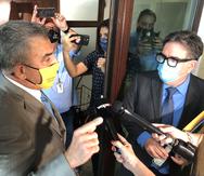 El alcalde de Vega Alta, Oscar Santiago Martínez, conversa con los medios de comunicación al culminar la vista pública.