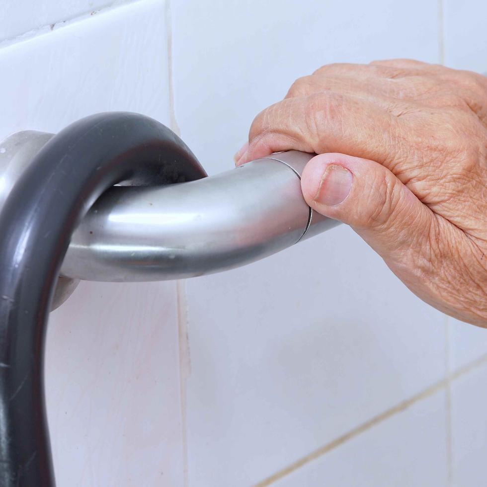 Los especialistas identifican al baño como el ambiente más peligroso de la casa para un adulto mayor. (Shutterstock)