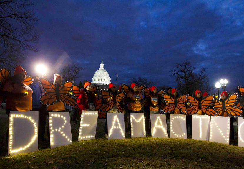 Manifestantes protestan frente al Congreso el pasado 21 de enero en defensa del programa DACA. (AP)