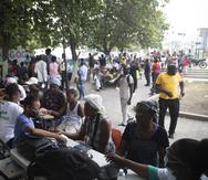 Cientos de personas desplazadas por enfrentamientos entre gangas rivales en Haití reciben asistencia médica en Puerto Príncipe.