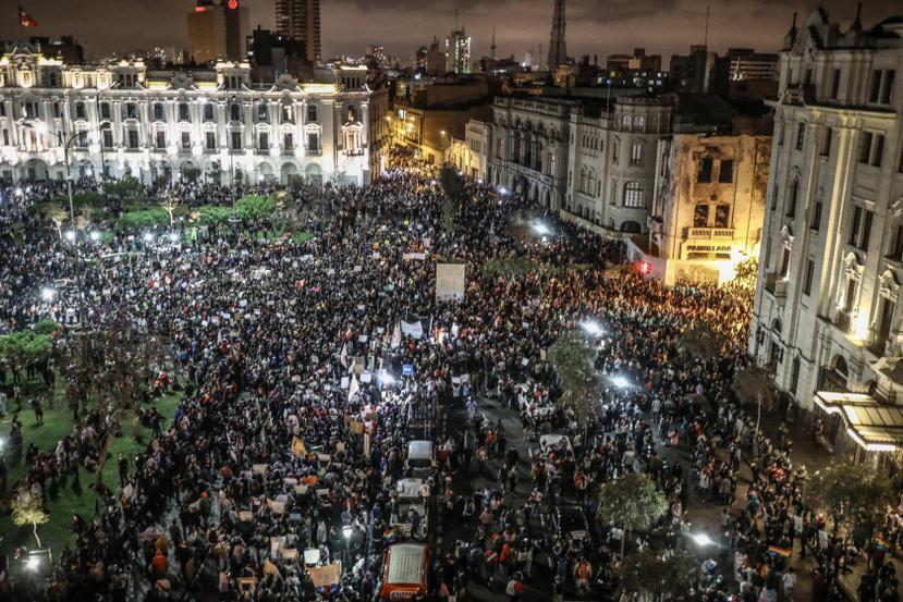 Miles de manifestantes protestan en jueves en la Plaza San Martin en Lima. La toma de juramento del nuevo gabinete no ha traído la calma que Merino ha pedido a la población, que mantiene sus protestas desde la destitución de Vizcarra.