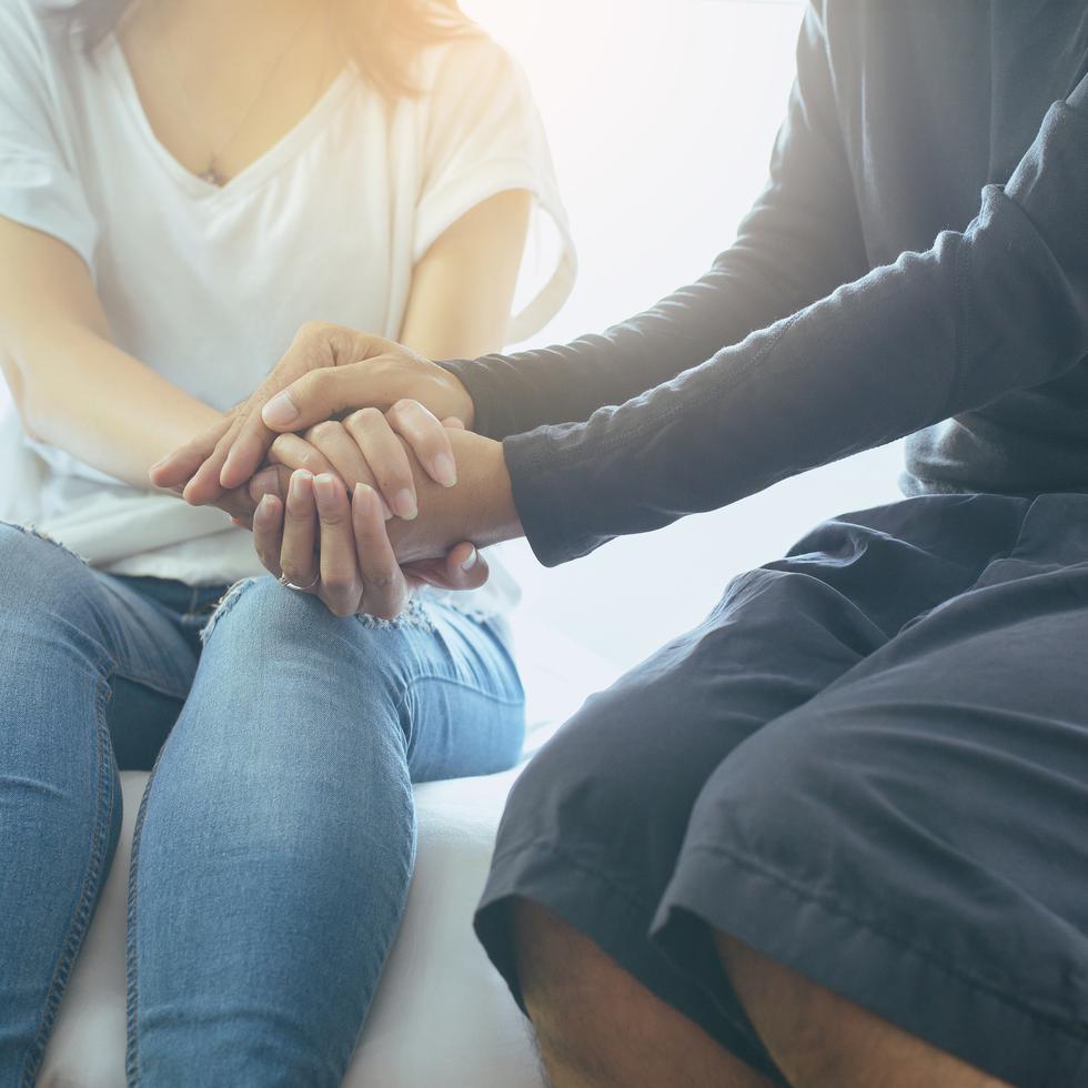 Man giving hand to depressed woman,Suicide prevention,Positive attitude and help open mind,Mental health care concept (Shutterstock)

PREVENCION SUICIDIO