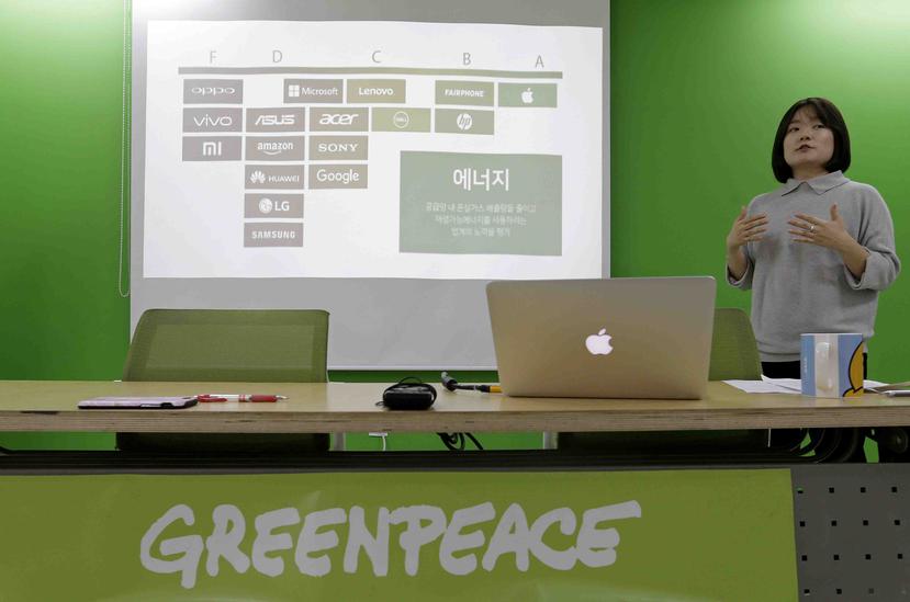 Desde 2011, Greenpeace insta a las fabricantes de electrónica a adoptar más energía renovable, y algunas de ellas han introducido fuentes de energía ecológicas en sus centros de datos. (AP)