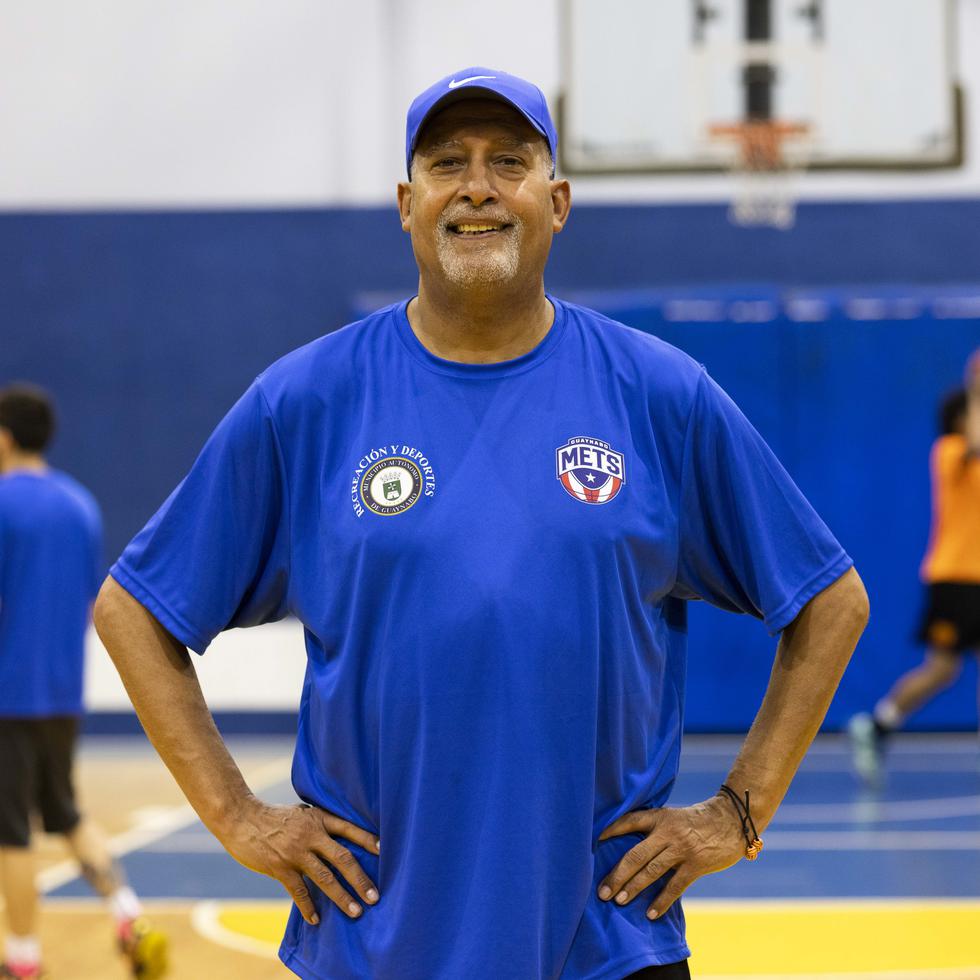 El exjugador José "El Galgo Sosa" está a cargo del programa de baloncesto en la cancha Rafael Rexach del sector Amelia en Guaynabo.