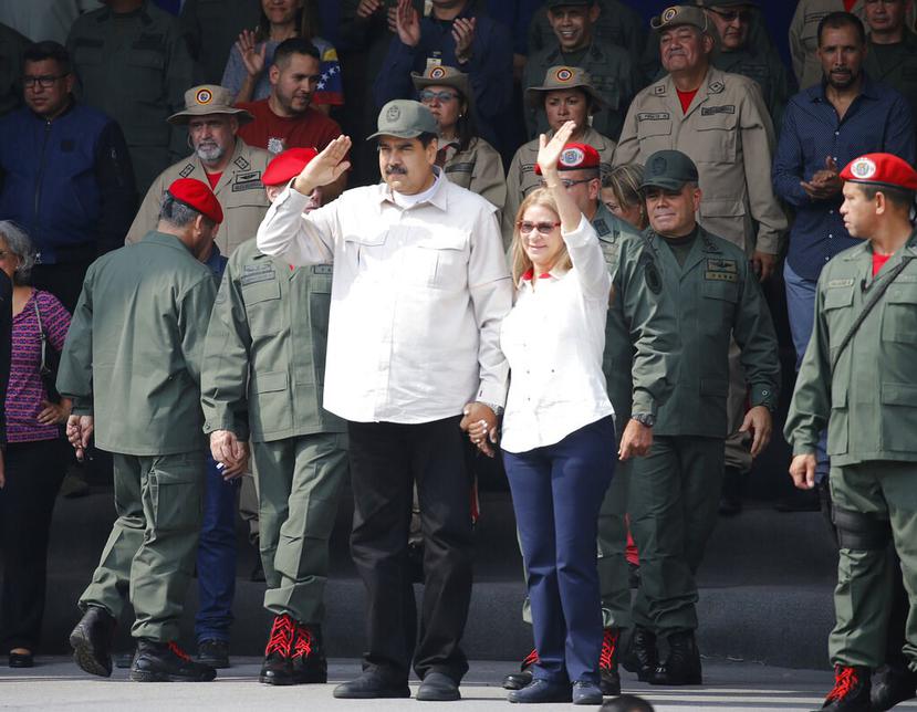 Nicolás Maduro junto a su esposa Cilia Flores, durante un desfile militar en Caracas. (AP)