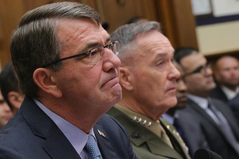 El secretario estadounidense de Defensa, Ashton Carter, y el general Joseph Dunford, presidente del Estado Mayor Conjunto de Estados Unidos. (AFP)